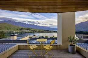 Picturesque on Peregrine, close to town with views